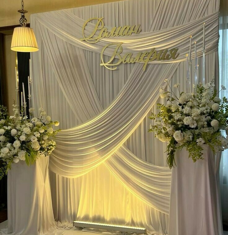 нежное стильное оформление свадьбы из ткани Фотозона из ткани на свадьбу